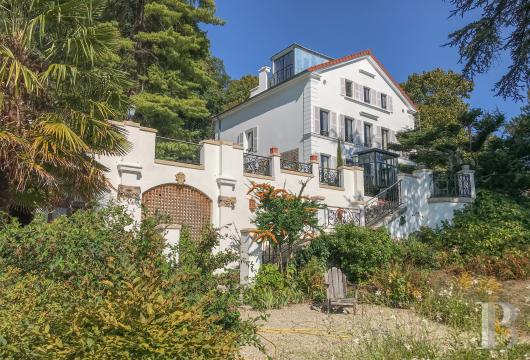 ile-de-france - Dans le Val d’Oise, proche de Paris, une élégante demeure, 

 ancienne propriété d'un peintre reconnu, dans un jardin aux accents méditerranéens 