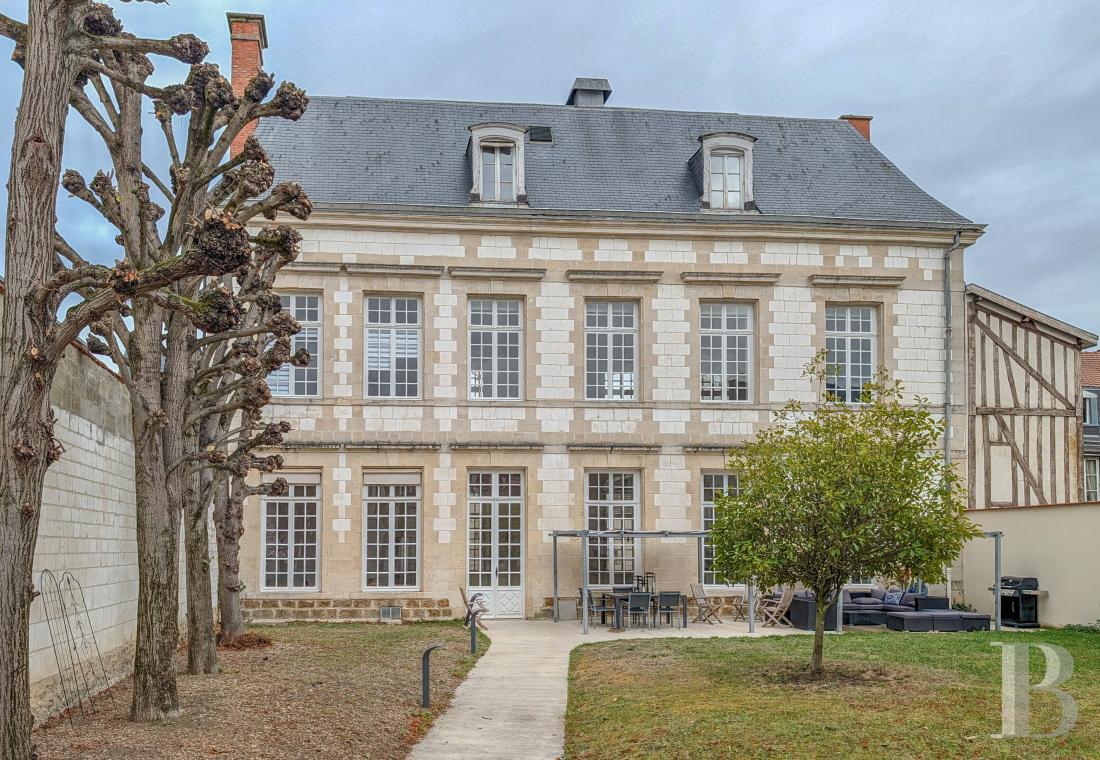 Mansion houses for sale - champagne-ardennes - À 1 h 10 de Paris, dans le centre historique de Châlons-en-Champagne,  un élégant hôtel particulier de 1648, entre cour d'honneur et jardin ombragé