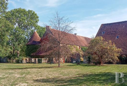 lower-normandy - Sur un site naturel classé des méandres de l'Orne, une ferme fortifiée du 16e s., avec maison d'hôte, salle de concert et 8 000 m² de terres