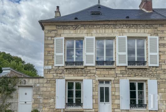 picardy - À moins d'1 h de Paris, dans un village de l’Oise, une ancienne prévôté du 19e s,  avec six chambres et un jardin à l’abri des regards