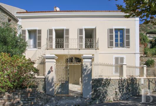 corse - Dans l'ouest du cap Corse, à Morsiglia,  une maison d'Américains de 1914, son annexe attenante et sa piscine