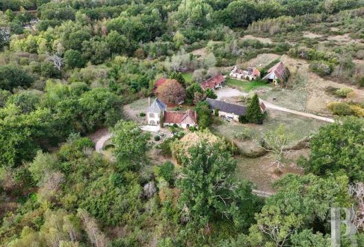 center-val-de-loire - En Sologne, un domaine de plus de 180 ha avec une demeure, 
 une maison forestière et d’importantes dépendances à restaurer