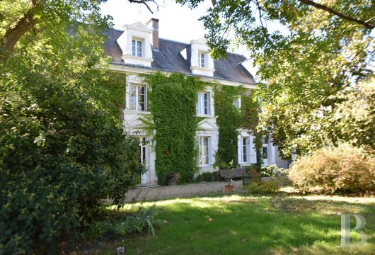 centre-val-de-loire - Dans un village du Val de Loire, face à une église, une maison de famille et son parc arboré