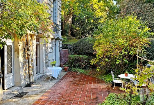 ile-de-france - À Marnes-la-Coquette, dans le château de Marnes,
 un appartement de 200 m² et son jardin paysagé privatif