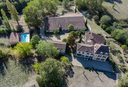 aquitaine - En Gironde, aux confins de l'Entre-deux-Mers et du pays de Duras,  un château du 18e s. et ses deux logis dans un parc de quelque 3,7 ha