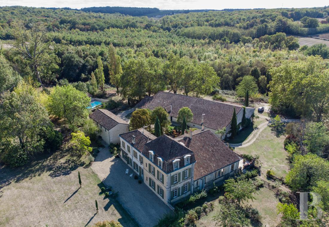 châteaux &agrave; vendre - aquitaine - En Gironde, aux confins de l'Entre-deux-Mers et du pays de Duras,  un château du 18e s. et ses deux logis dans un parc de quelque 3,7 ha