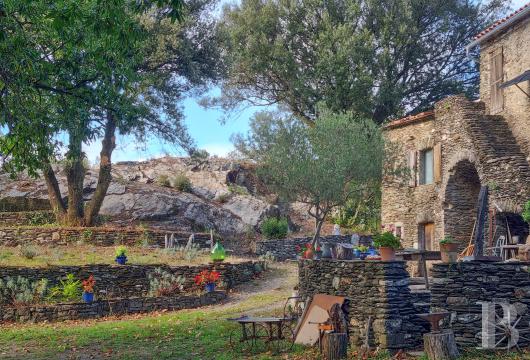 languedoc-roussillon - An isolated hamlet of stone buildings in 34 hectares, near a castle’s ruins, on the edges of the Gard and Lozère areas, in the Cévennes national park