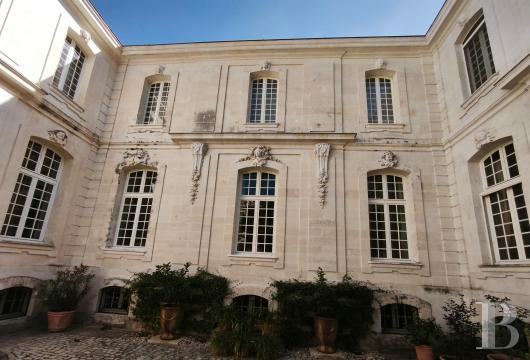 rhones-alps - Dans l’Ardèche méridionale, à Bourg-Saint-Andéol,  un hôtel particulier classé MH de la première moitié du 18e s. et son patio 