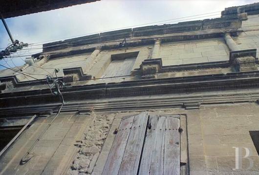 languedoc-roussillon - À 20 min d'Avignon et de Nîmes TGV, un ensemble immobilier d'époque Renaissance  inscrit MH, à restaurer et/ou à restructurer en quasi-totalité  