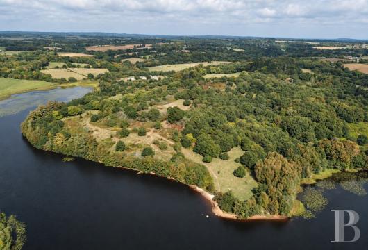 bretagne - Entre Haute-Cornouaille et Trégor, au bord de l'étang du Blavet, un domaine de près de 50 ha à l'écart du monde et son hameau du 17e s. à restaurer