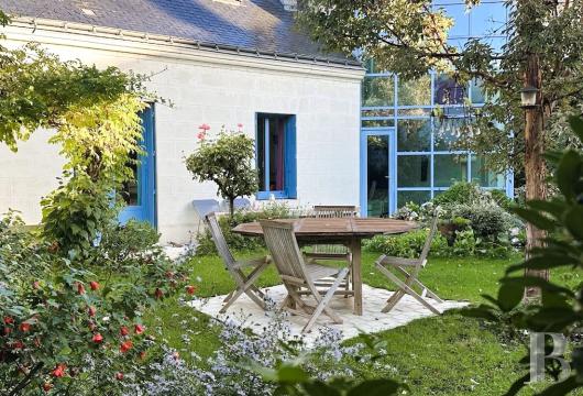 centre-val-de-loire - À Tours, proche de la gare et au fond d’une impasse,  une surprenante maison de tuffeau, son extension contemporaine et son jardin soigné