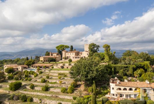 paca - Sur les hauteurs de Cannes, au sein du domaine de Castellaras,  une villa signée Jacques Couëlle ouverte sur le paysage méditerranéen