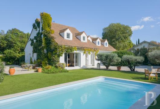 paca - À Marseille, dans le quartier de Beaumont, une villa de 260 m²  avec deux logements indépendants, un jardin d'environ 1 030 m² et une piscine