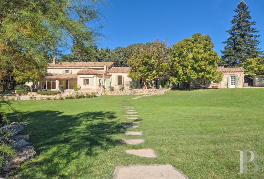 paca - À 10 min d’Aix-en-Provence, dans la campagne provençale,  une propriété avec maison principale, dépendances, piscine et parc arboré