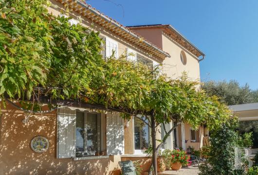 paca - À Toulon, sur les pentes du Faron, avec vue mer et à l'abri du bruit, une maison des années 1900 de 200 m² avec piscine, garage et restanques arborées