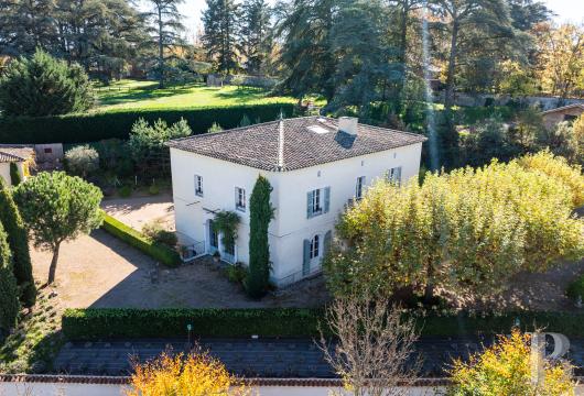 rhones-alpes - À moins de 1 h de Lyon, dominant la plaine du Forez, une maison de 365 m² et son lodge, dans un parc d'environ 3 000 m²