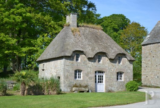An 18th century chateau and its outbuildings spread across the heights of Val de Saire  in the Cotentin - photo  n°9