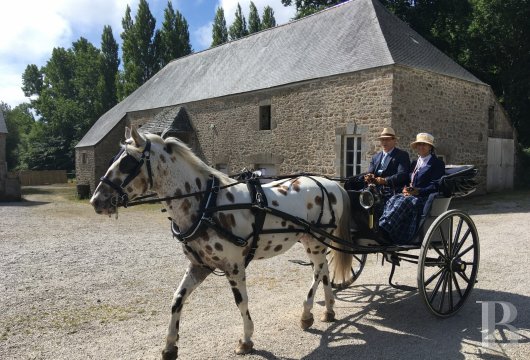 An 18th century chateau and its outbuildings spread across the heights of Val de Saire  in the Cotentin - photo  n°5