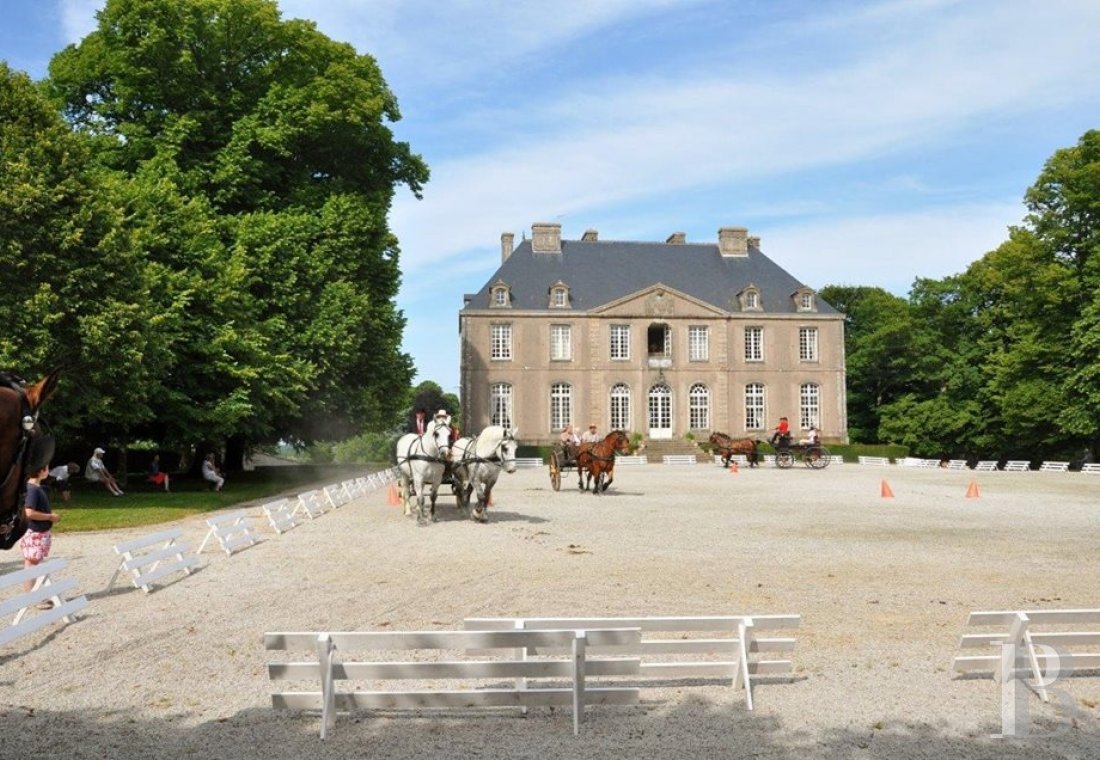 An 18th century chateau and its outbuildings spread across the heights of Val de Saire  in the Cotentin - photo  n°5