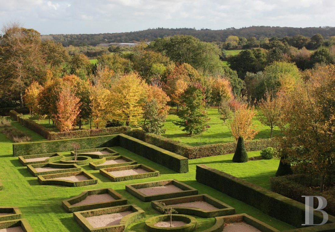 An 18th century chateau and its outbuildings spread across the heights of Val de Saire  in the Cotentin - photo  n°10