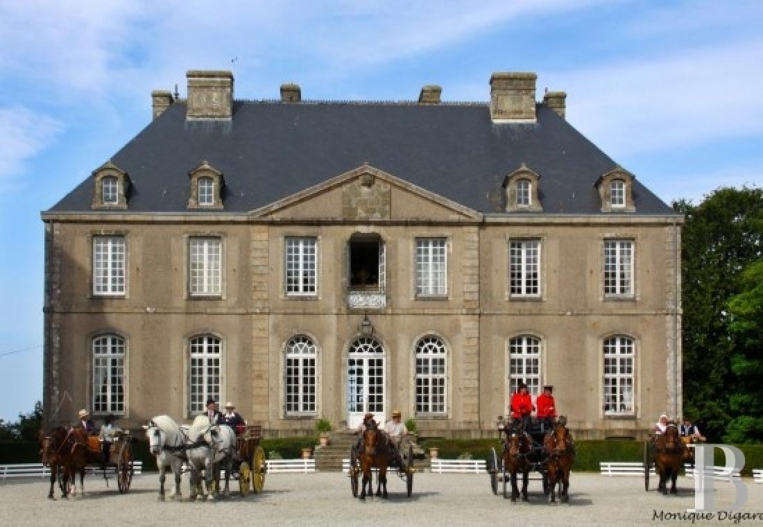 An 18th century chateau and its outbuildings spread across the heights of Val de Saire  in the Cotentin - photo  n°8
