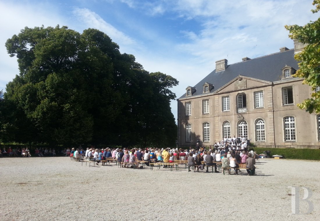 An 18th century chateau and its outbuildings spread across the heights of Val de Saire  in the Cotentin - photo  n°7