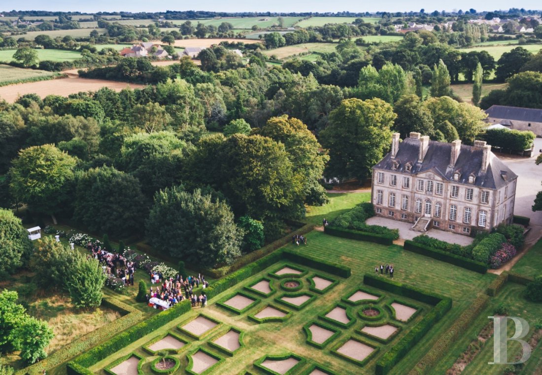 An 18th century chateau and its outbuildings spread across the heights of Val de Saire  in the Cotentin - photo  n°4