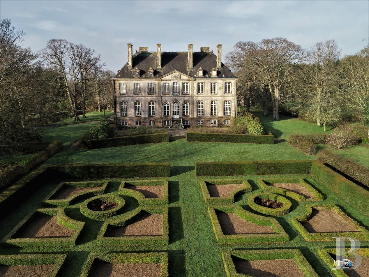 Dans le Cotentin, un château du 18e s.et ses dépendances rayonnant sur les hauteurs du Val de Saire - photo  n°1