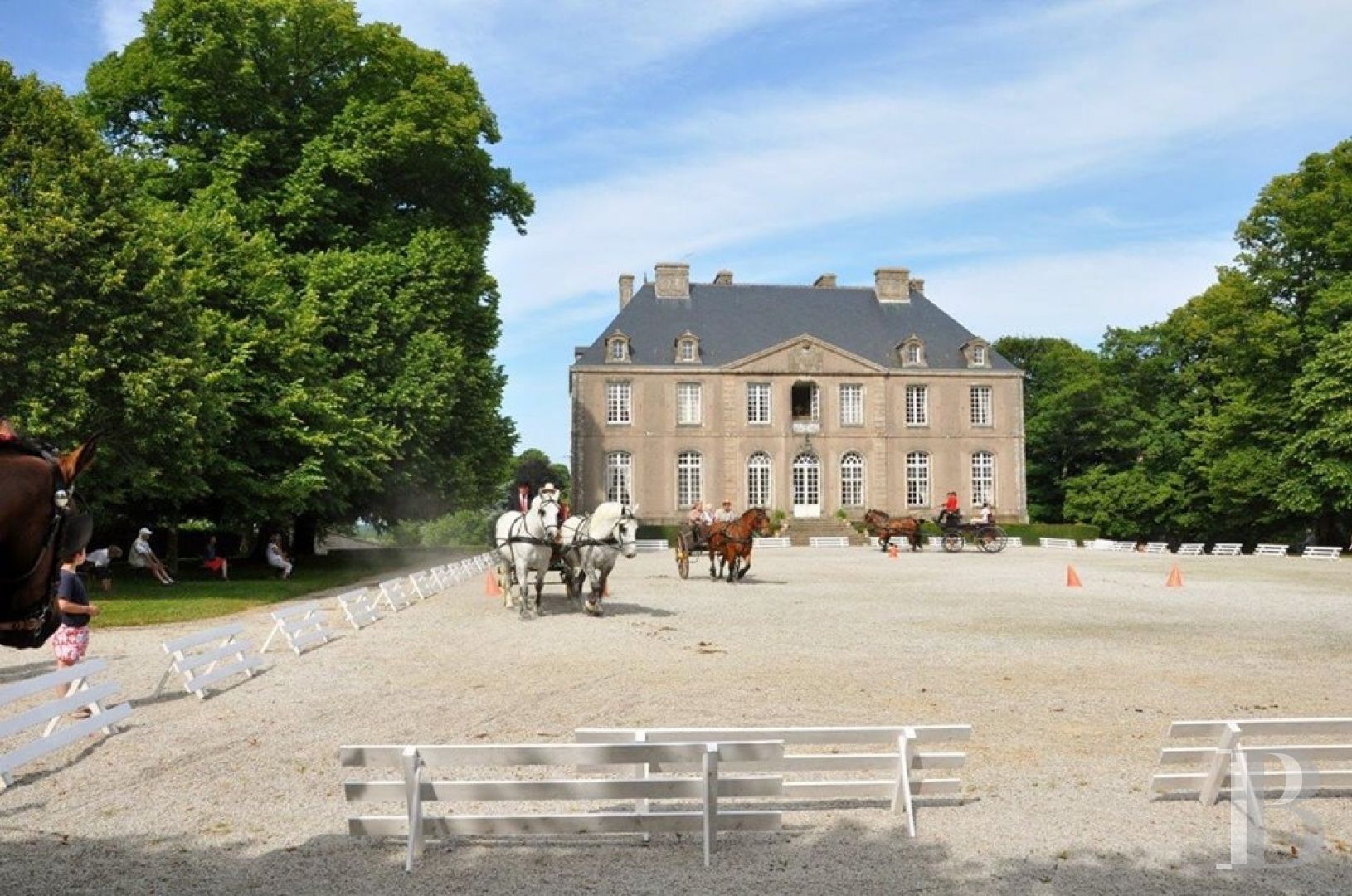 Dans le Cotentin, un château du 18e s.et ses dépendances rayonnant sur les hauteurs du Val de Saire - photo  n°5
