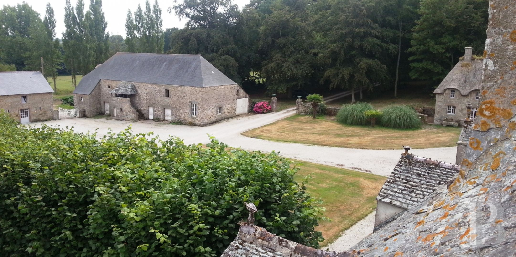 An 18th century chateau and its outbuildings spread across the heights of Val de Saire  in the Cotentin - photo  n°4