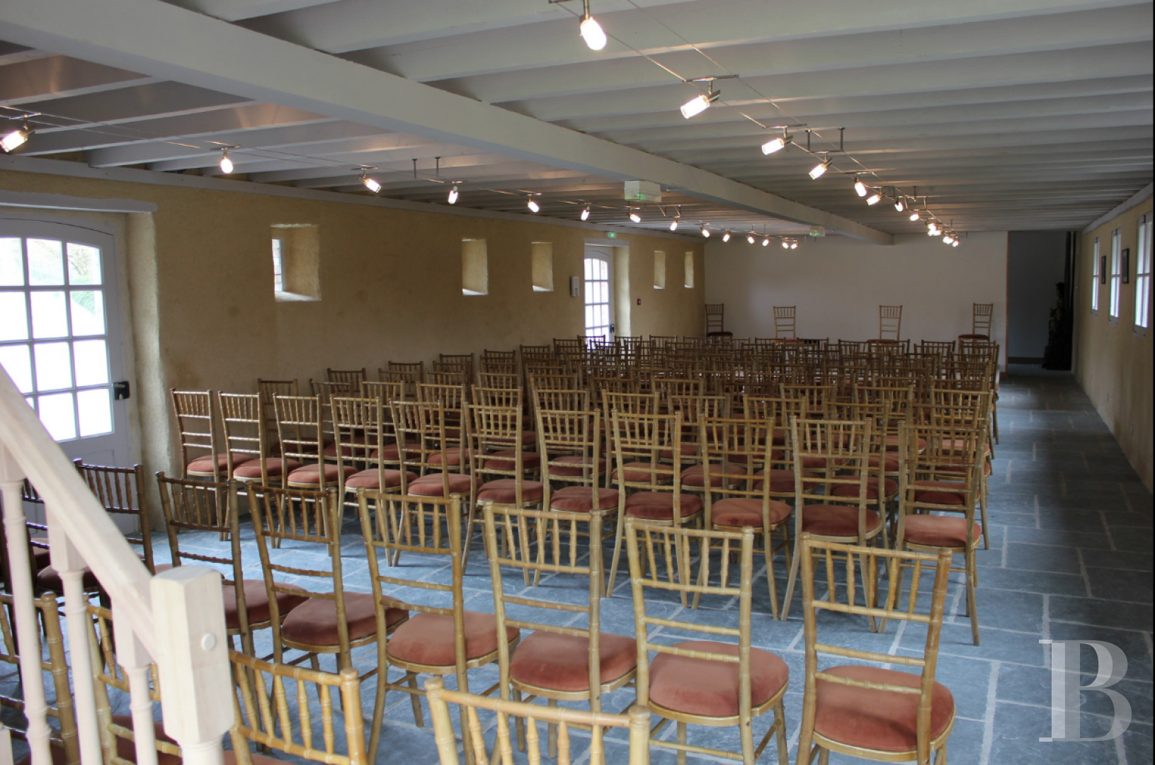 An 18th century chateau and its outbuildings spread across the heights of Val de Saire  in the Cotentin - photo  n°5