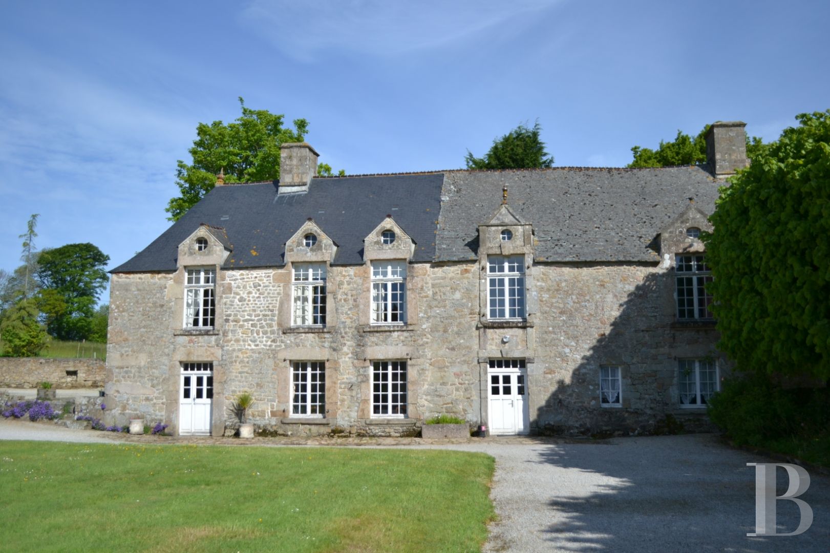 An 18th century chateau and its outbuildings spread across the heights of Val de Saire  in the Cotentin - photo  n°7