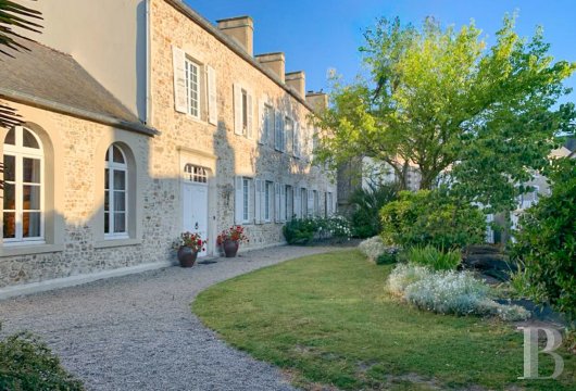 lower-normandy - An elegant 18th century residence with outbuildings, swimming pool, pond and approx. 6,000 m² of grounds in the centre of a town in the Cotentin region, 10 minutes from the beaches