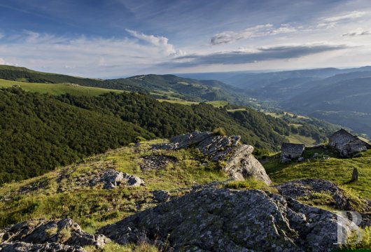 A buron transformed into a cottage surrounded by nature in the Auvergne Volcanoes Nature Reserve - photo  n°4