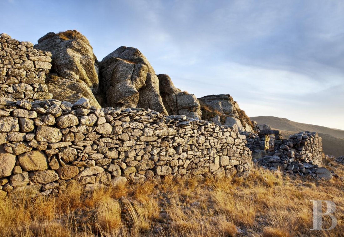 A buron transformed into a cottage surrounded by nature in the Auvergne Volcanoes Nature Reserve - photo  n°15
