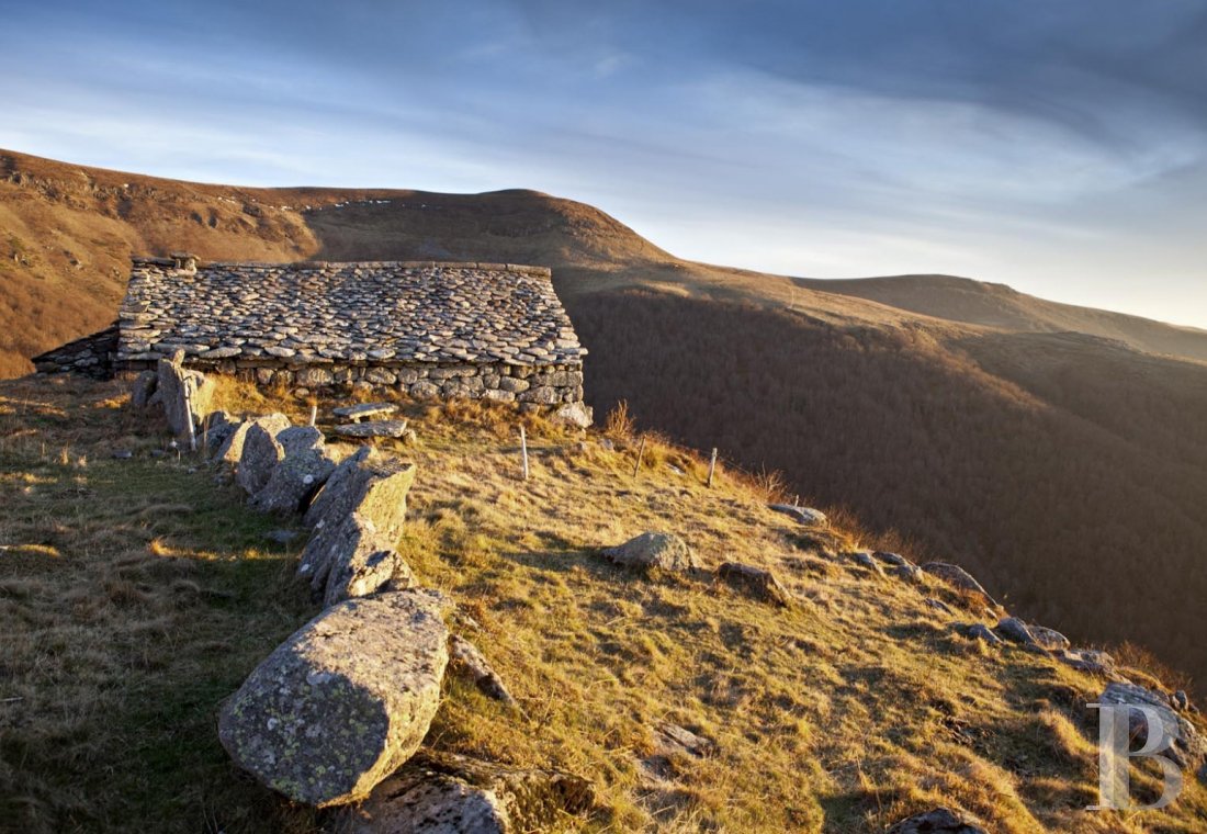 A buron transformed into a cottage surrounded by nature in the Auvergne Volcanoes Nature Reserve - photo  n°14