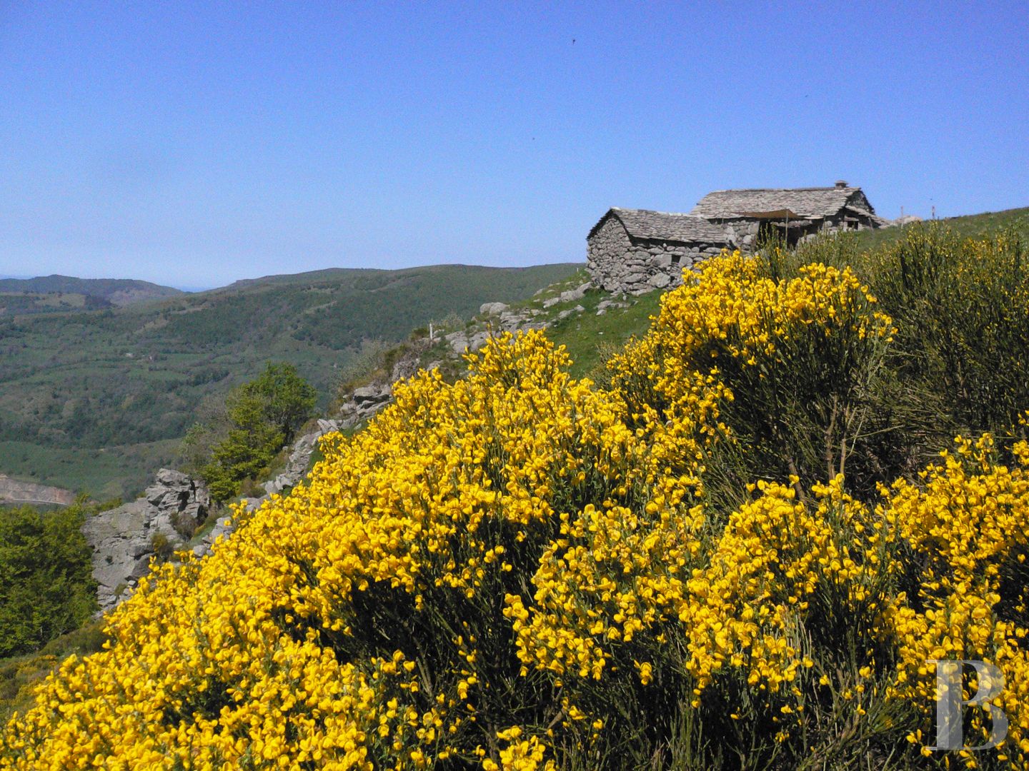 A buron transformed into a cottage surrounded by nature in the Auvergne Volcanoes Nature Reserve - photo  n°16