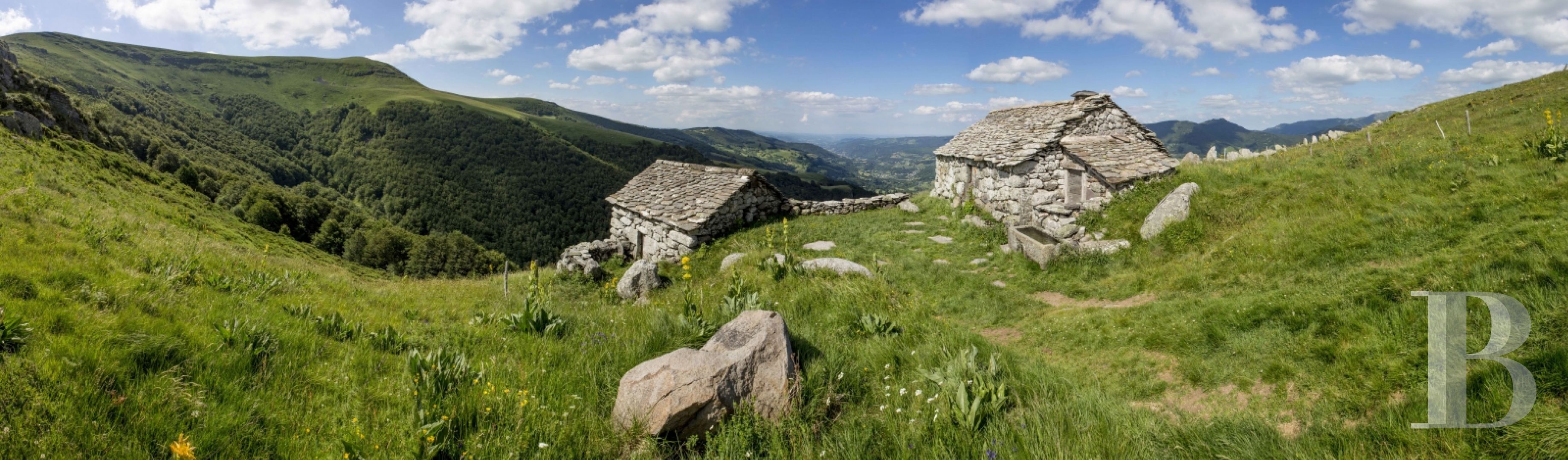 A buron transformed into a cottage surrounded by nature in the Auvergne Volcanoes Nature Reserve - photo  n°1