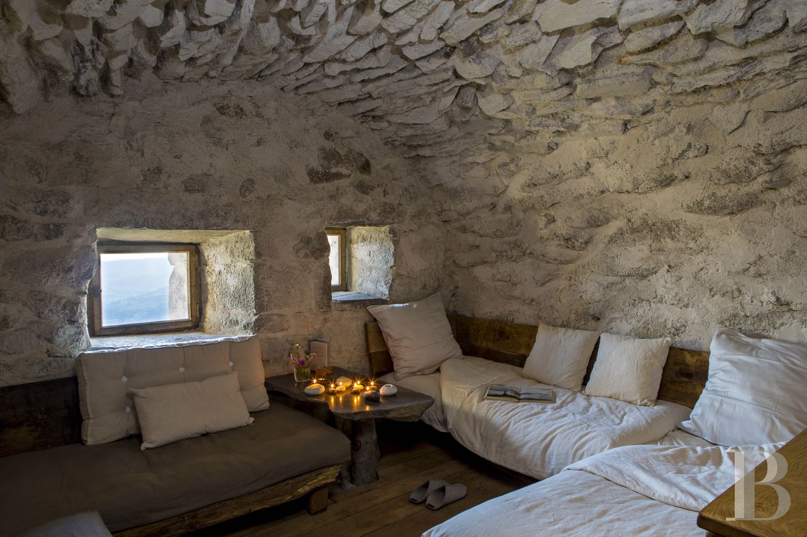 A buron transformed into a cottage surrounded by nature in the Auvergne Volcanoes Nature Reserve - photo  n°9