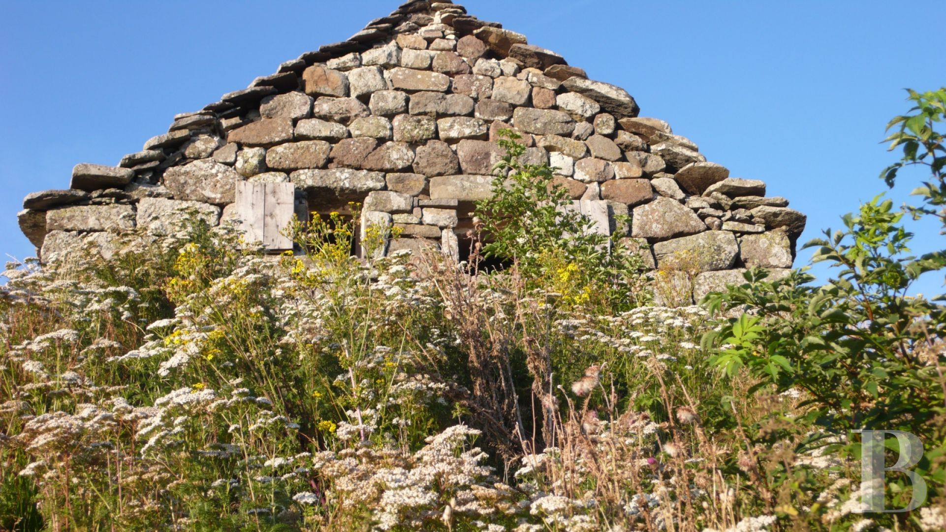 A buron transformed into a cottage surrounded by nature in the Auvergne Volcanoes Nature Reserve - photo  n°5