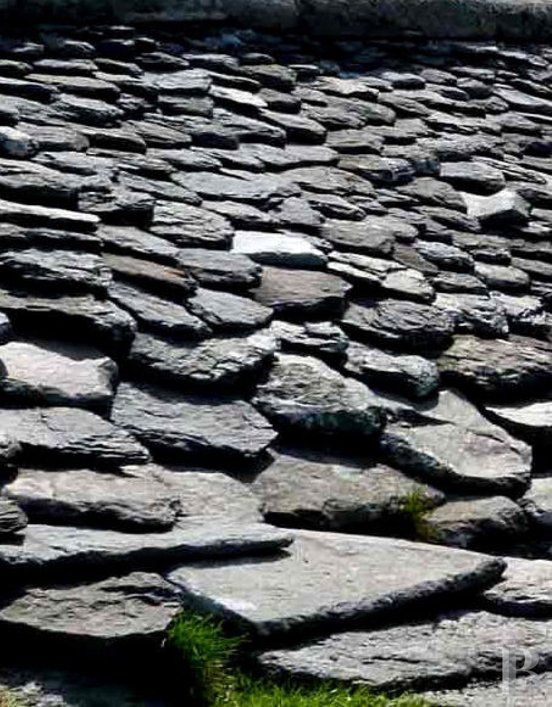 A buron transformed into a cottage surrounded by nature in the Auvergne Volcanoes Nature Reserve - photo  n°2