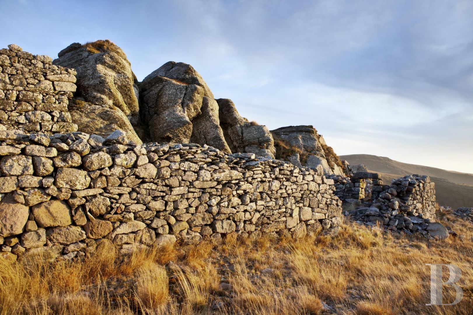 A buron transformed into a cottage surrounded by nature in the Auvergne Volcanoes Nature Reserve - photo  n°15