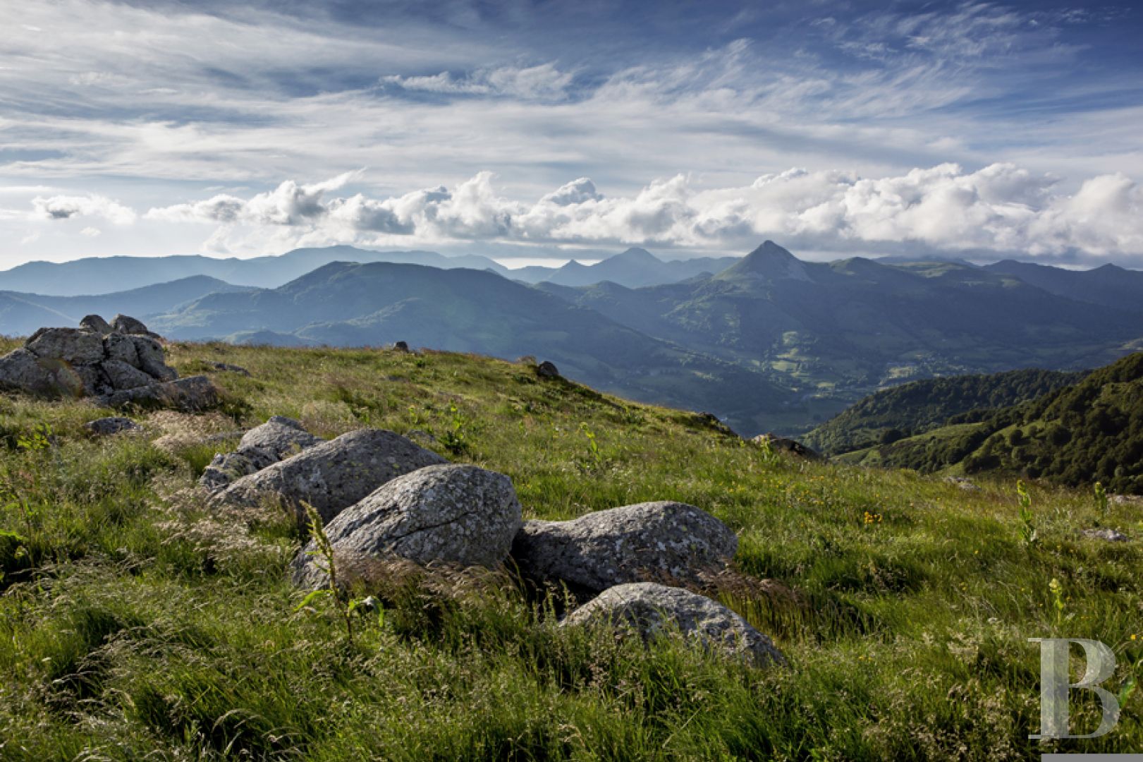 A buron transformed into a cottage surrounded by nature in the Auvergne Volcanoes Nature Reserve - photo  n°3