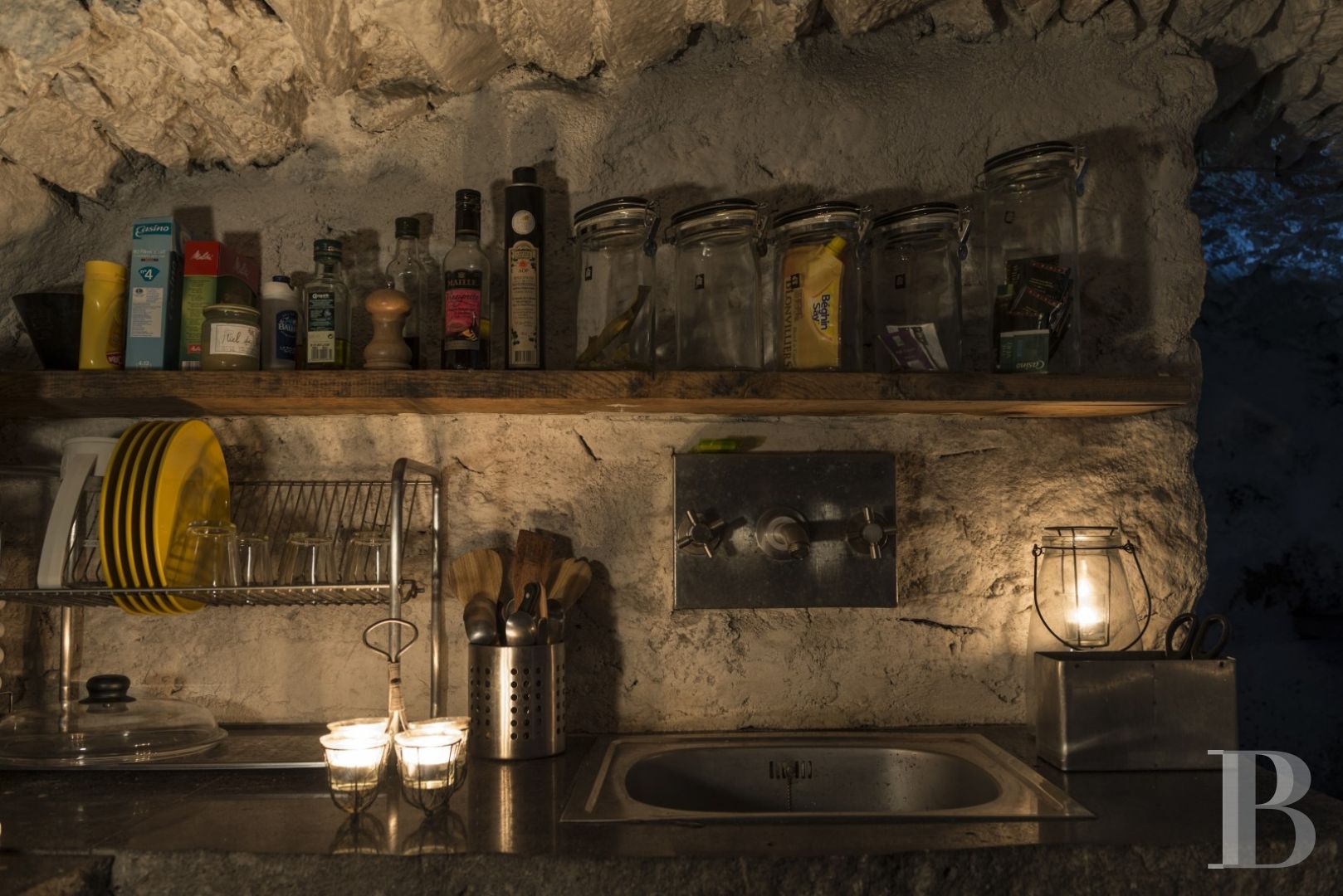 A buron transformed into a cottage surrounded by nature in the Auvergne Volcanoes Nature Reserve - photo  n°13