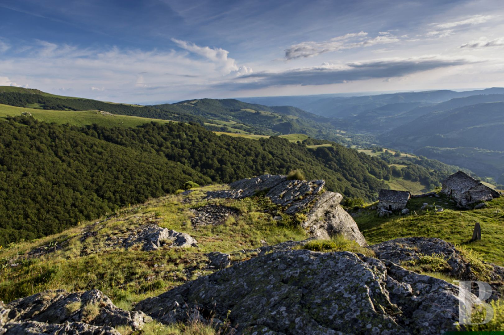 A buron transformed into a cottage surrounded by nature in the Auvergne Volcanoes Nature Reserve - photo  n°4
