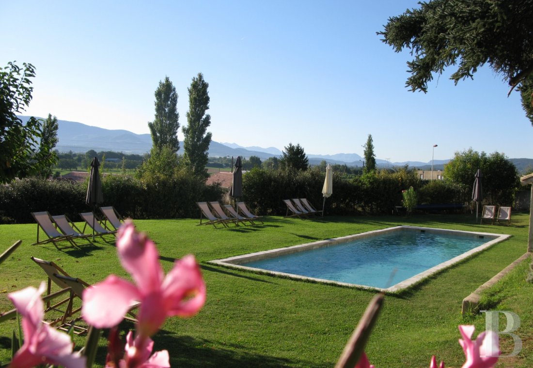 A large house living up to its name in the Provencal Drôme region between Crest and Valence - photo  n°2