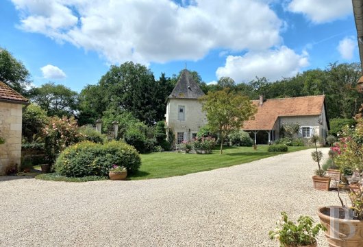 centre-val-de-loire - Entre Touraine et Berry, sur 10 ha de terres, un manoir avec dépendances et chapelle du 15e s. inscrite MH 