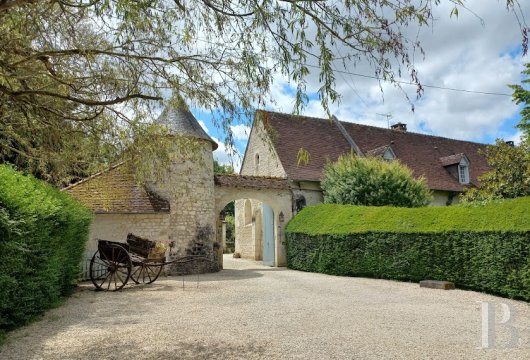 centre-val-de-loire - Entre Touraine et Berry, sur 10 ha de terres, un manoir avec dépendances et chapelle du 15e s. inscrite MH 