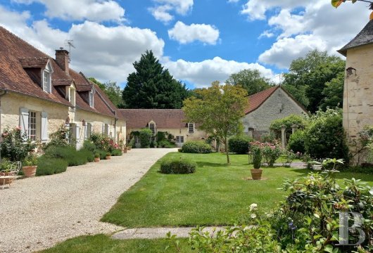 center-val-de-loire - A manor with outbuildings and a 15th-century chapel, listed as a Historical Monument, with 10 hectares of land, between the Touraine and Berry regions