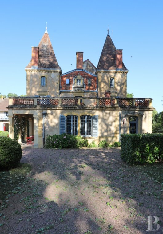 An aerial chateau embodying the spirit of the 1900s in the Charolais-Brionnais region - photo  n°5